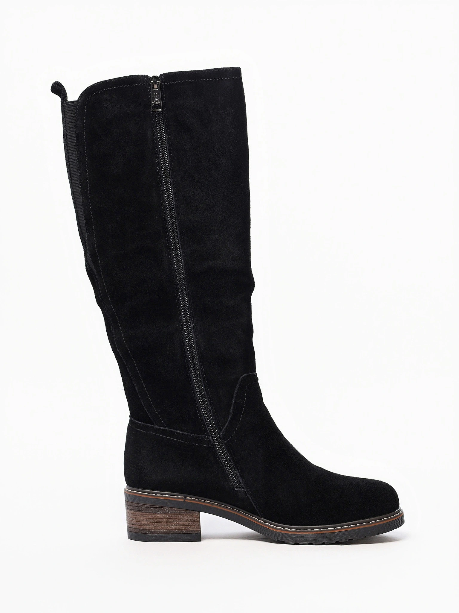 Сапоги черного цвета из натуральной замши на среднем каблуке